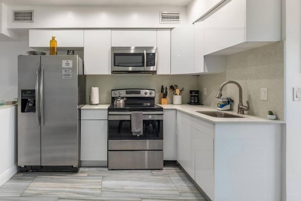 Ocean Views! Steps From Dining, Shopping, Olas Apartment Fort Lauderdale