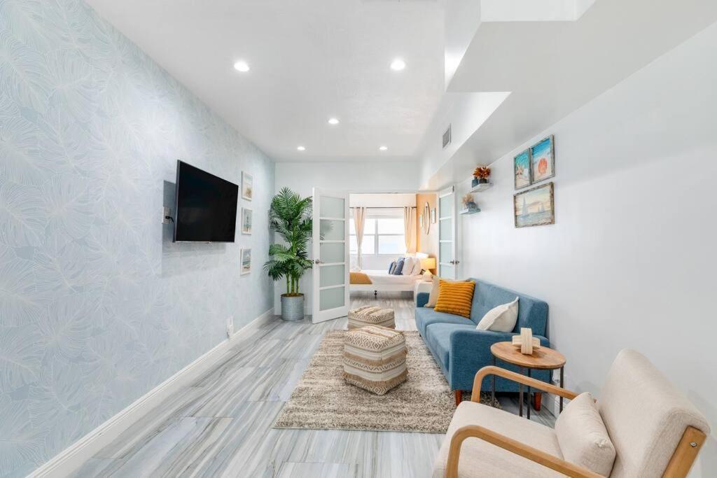 Apartment Ocean Views! Steps From Dining, Shopping, Olas