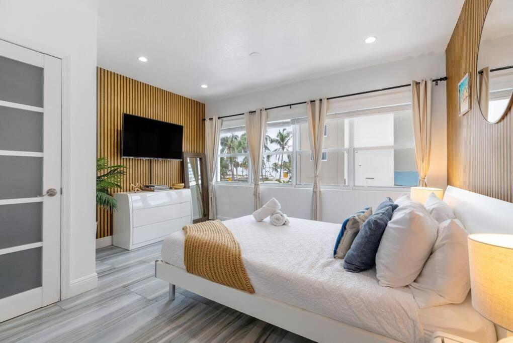 Ocean Views! Steps From Dining, Shopping, Olas Apartment *