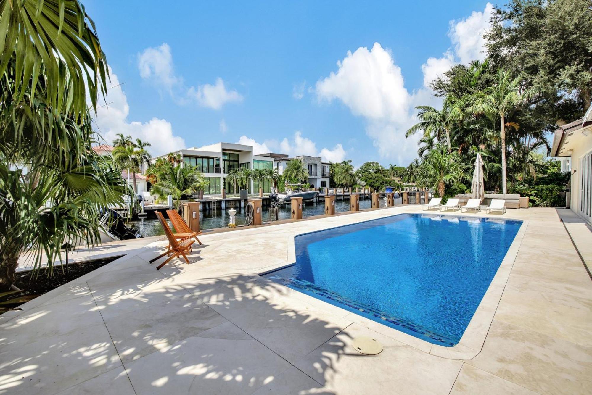 Elegant Waterfront Estate 6br- 6.5ba