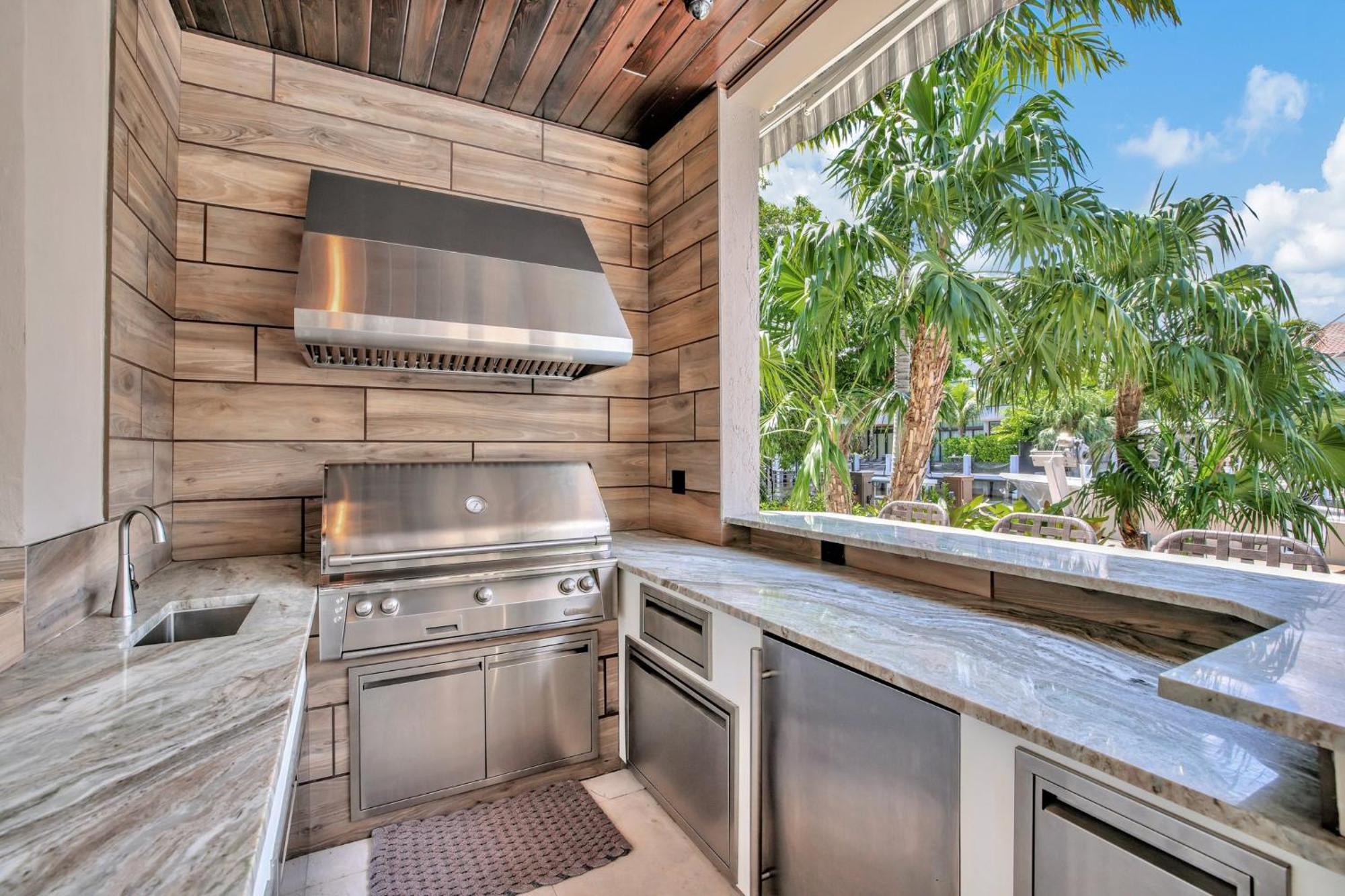 Elegant Waterfront Estate 6br- 6.5ba Holiday home *