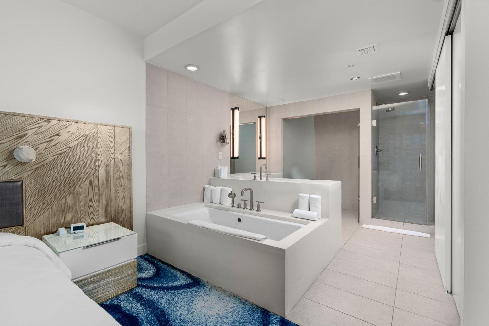 Apartment 2br W Fll, Ocean Views, Infinity Pool, Hot Tub, Large Balcony, Easy Amentiy Access Fort Lauderdale