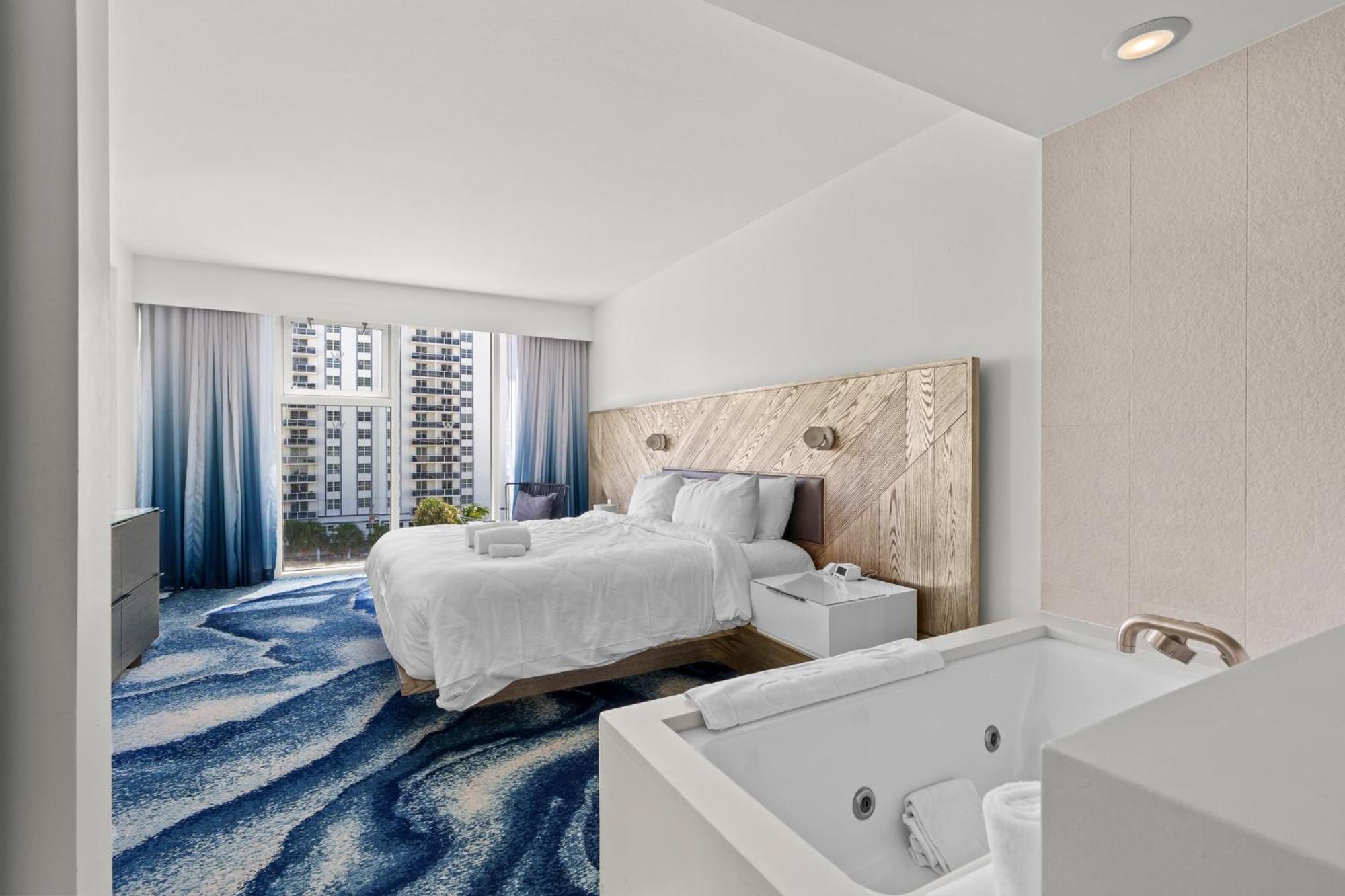 Apartment 2br W Fll, Ocean Views, Infinity Pool, Hot Tub, Large Balcony, Easy Amentiy Access
