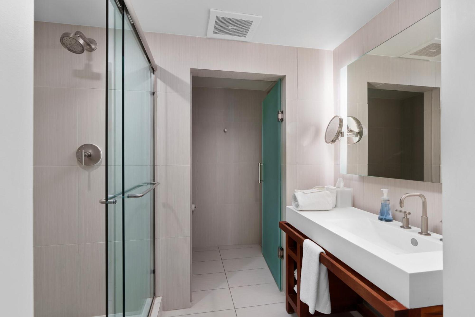 Apartment 2br W Fll, Ocean Views, Infinity Pool, Hot Tub, Large Balcony, Easy Amentiy Access *