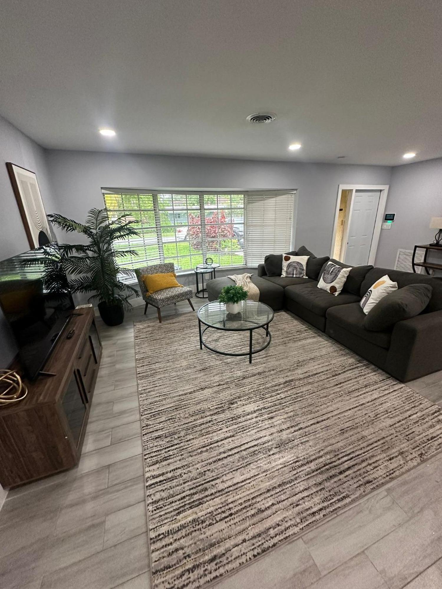 Spacious 4br 2ba Oasis With Private Pool *