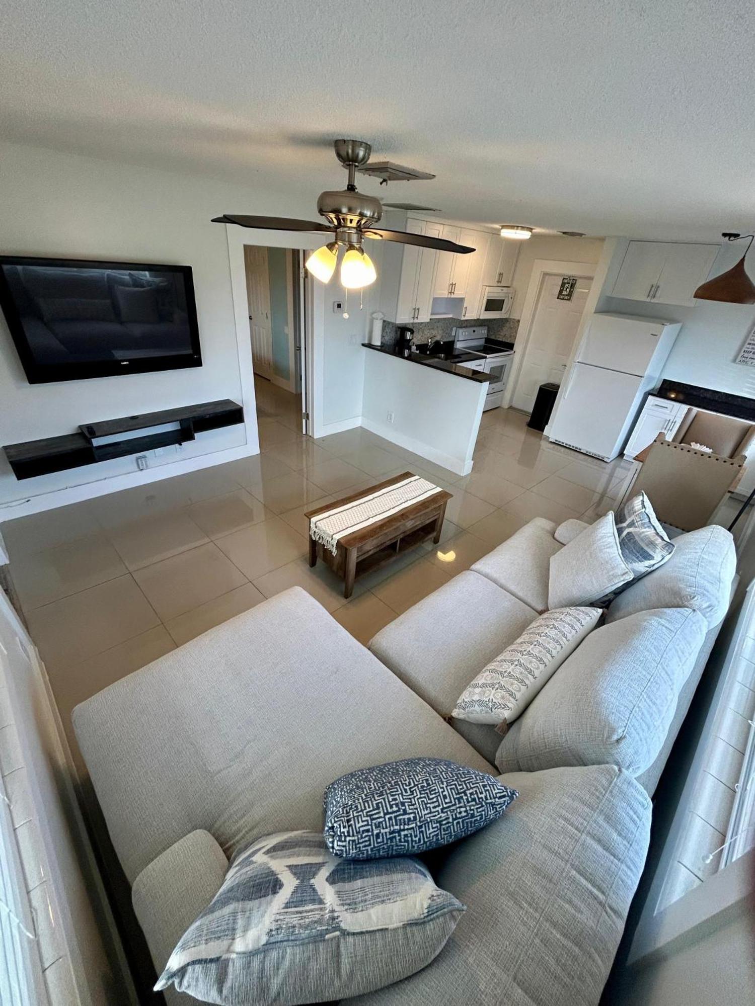 Apartment 2 Min Walk To With Free Parking At Lauderdale 17-1 Fort Lauderdale