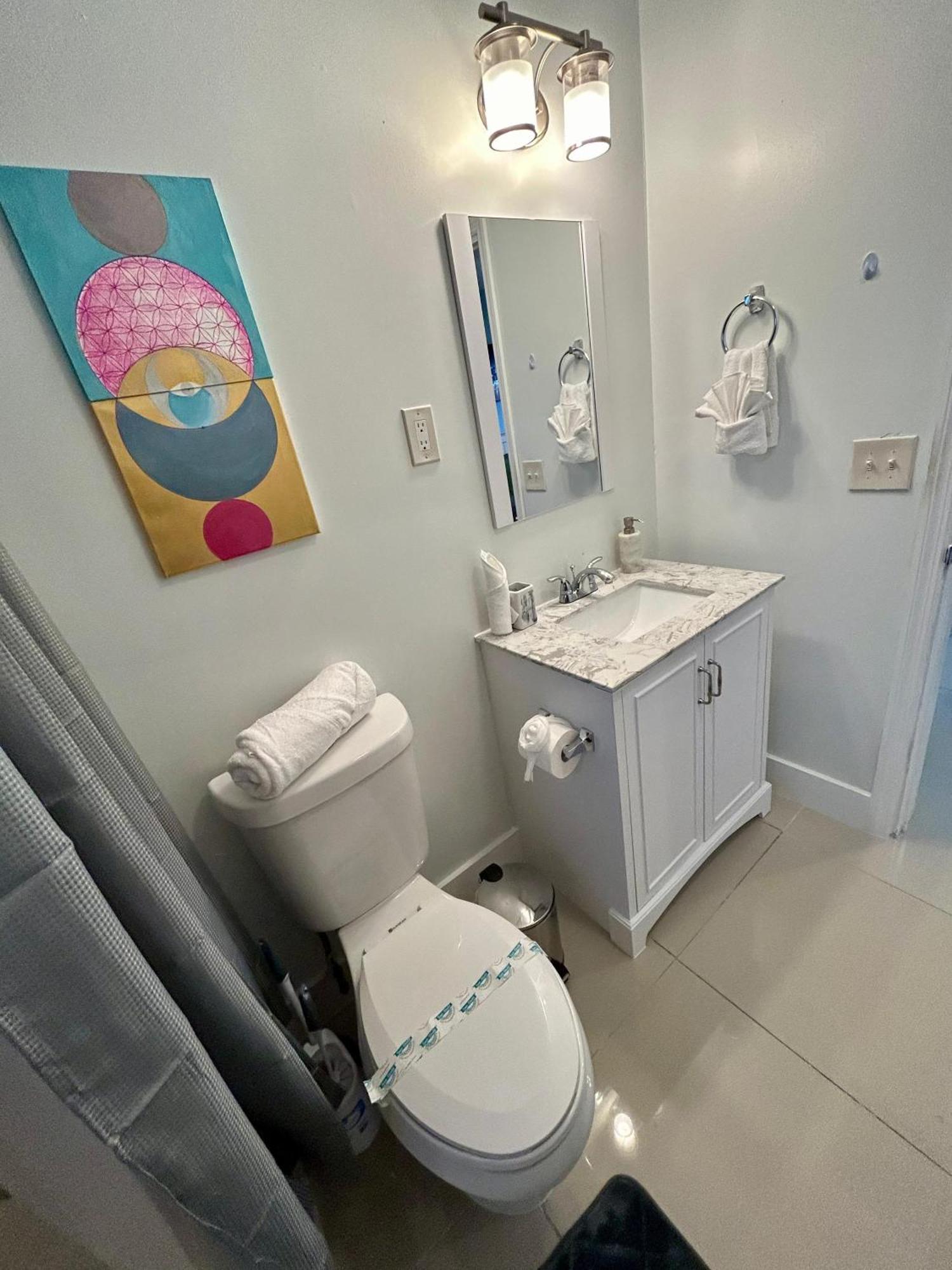 2 Min Walk To With Free Parking At Lauderdale 17-1 Apartment