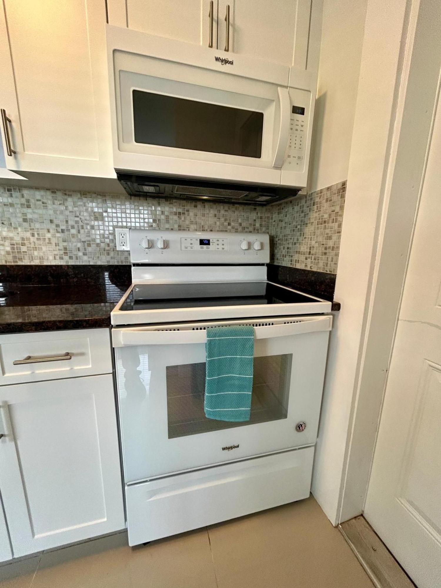 Apartment 2 Min Walk To With Free Parking At Lauderdale 17-1