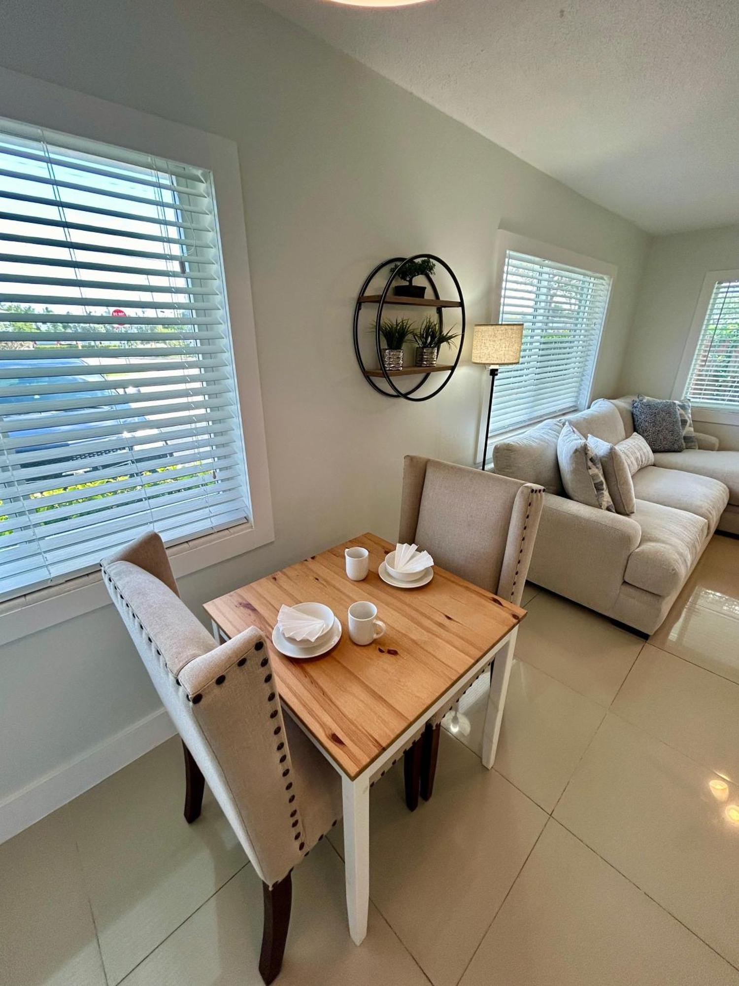 2 Min Walk To With Free Parking At Lauderdale 17-1 Apartment *