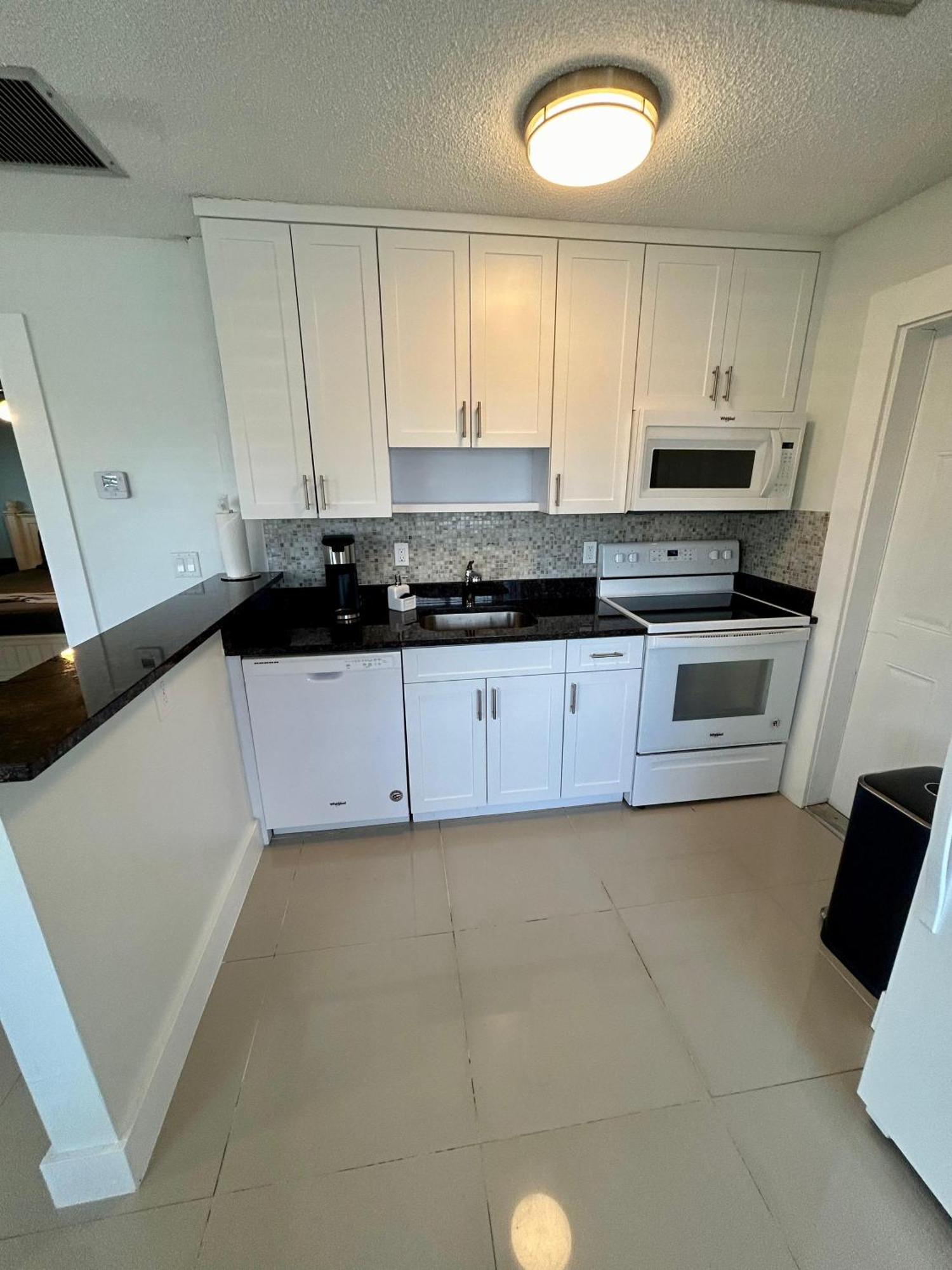 2 Min Walk To With Free Parking At Lauderdale 17-1 * Fort Lauderdale