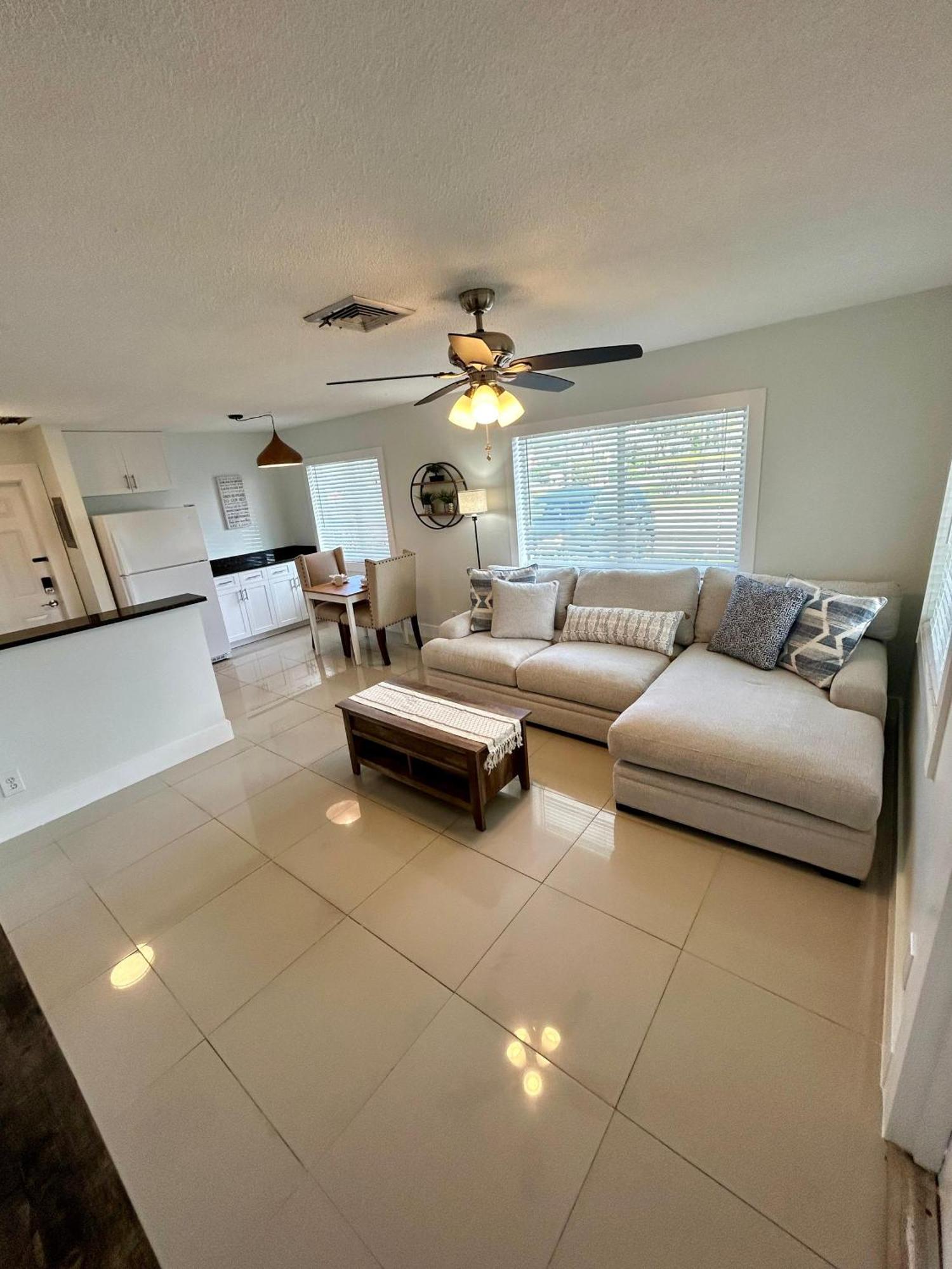 2 Min Walk To With Free Parking At Lauderdale 17-1 Apartment