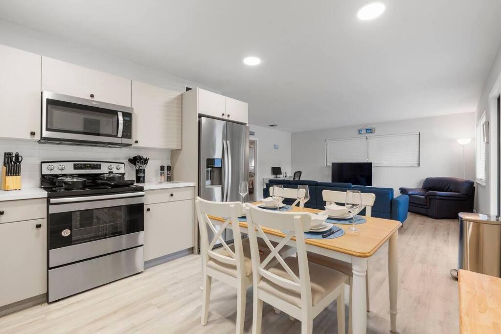 Beachside Parking - Olas, Airport, Port Evg Apartment *