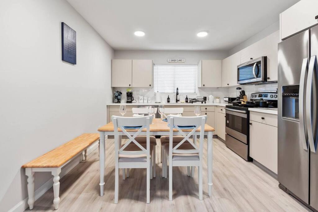 Beachside Parking - Olas, Airport, Port Evg Apartment *