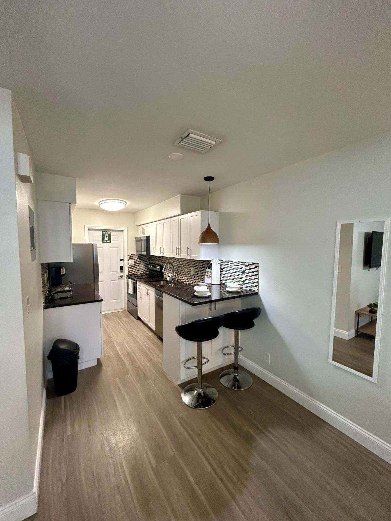 2 Min Walk To With Free Parking At Lauderdale 21-3 * Fort Lauderdale