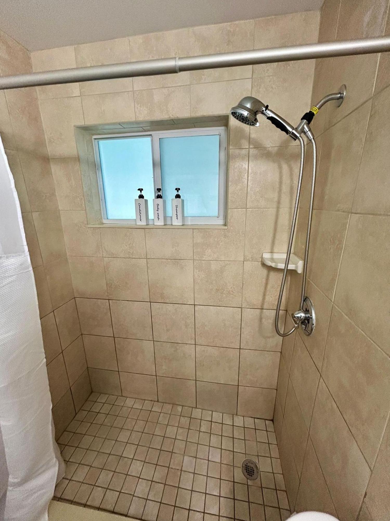Apartment 2 Min Walk To With Free Parking At Lauderdale 21-3 Fort Lauderdale