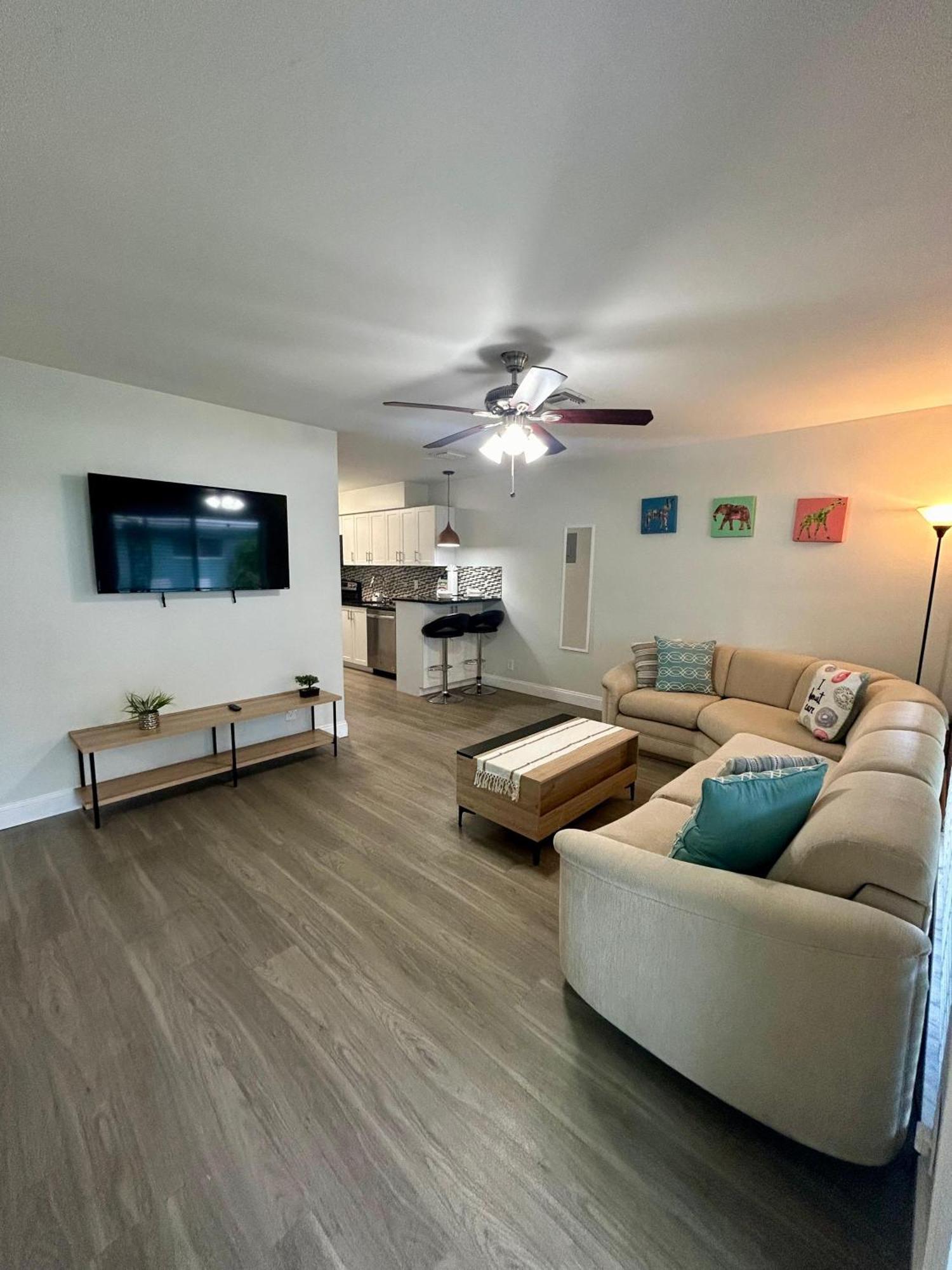 2 Min Walk To With Free Parking At Lauderdale 21-3 * Fort Lauderdale