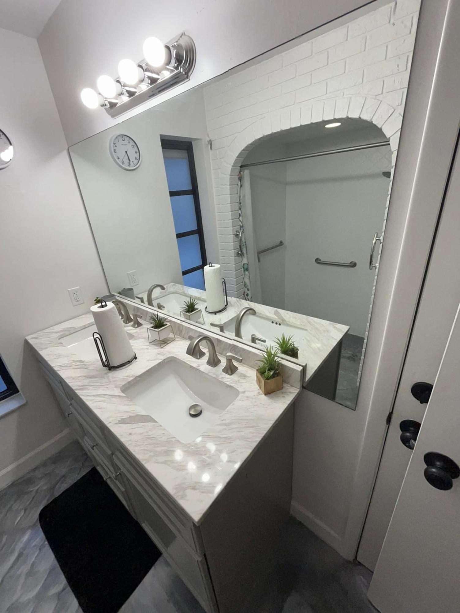 Lakefront Retreat With Pool Mins From And Airport *