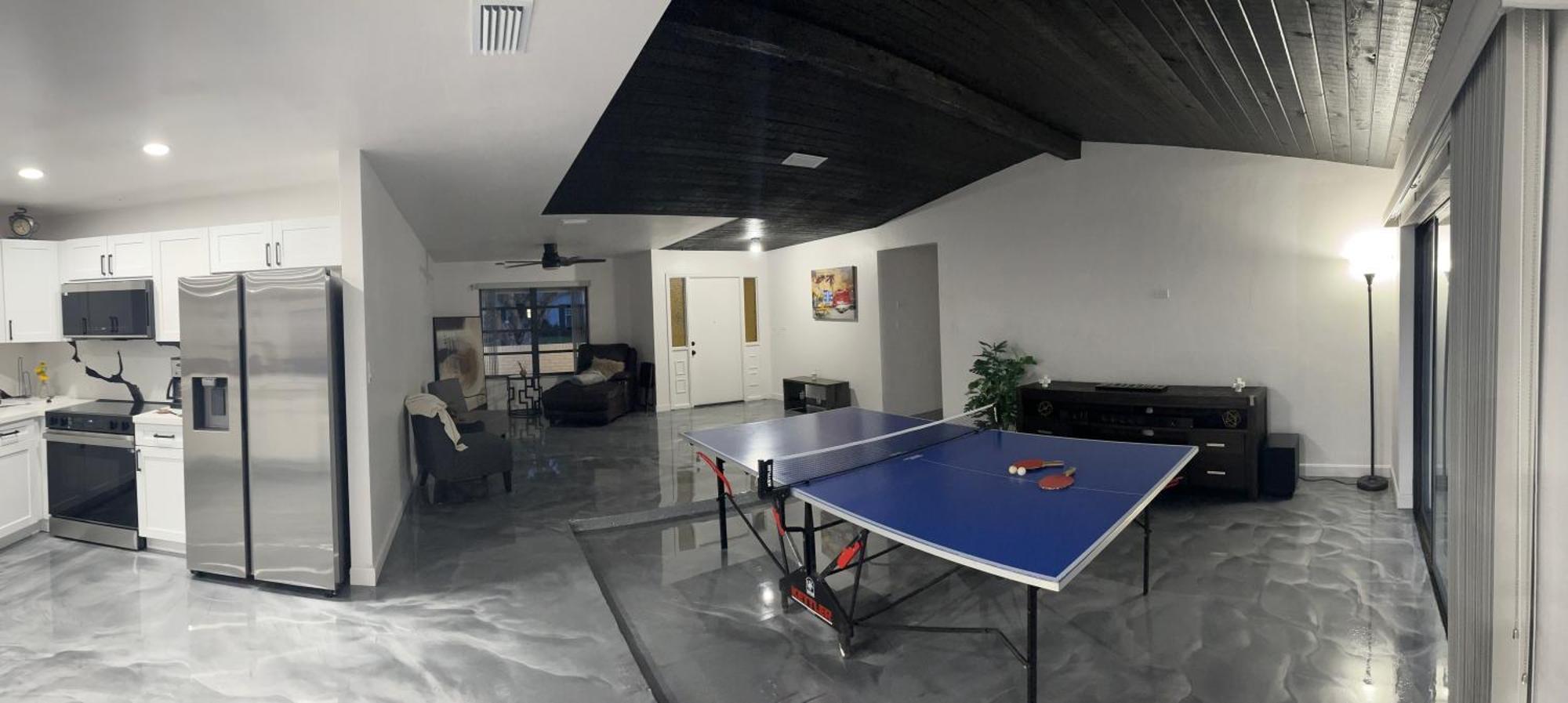 Lakefront Retreat With Pool Mins From And Airport Holiday home *