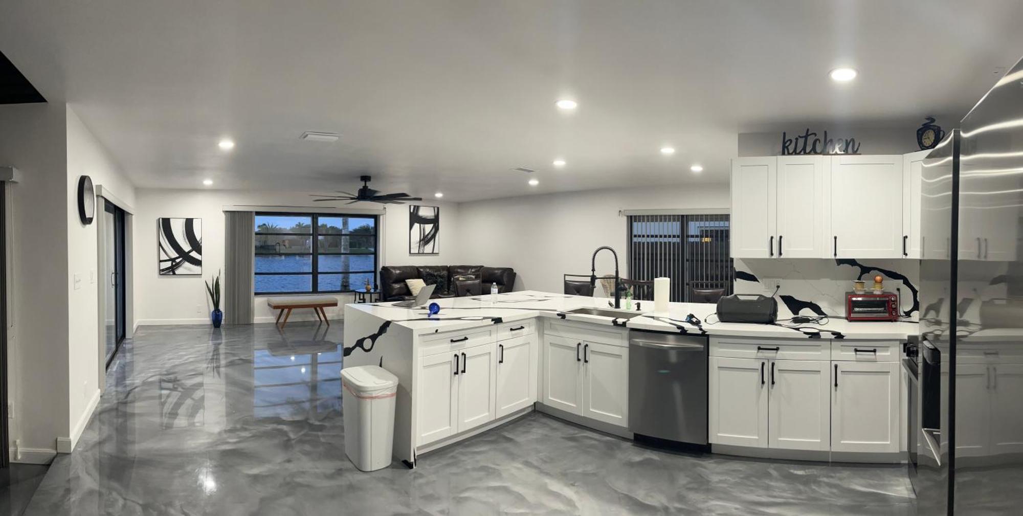Lakefront Retreat With Pool Mins From And Airport Holiday home
