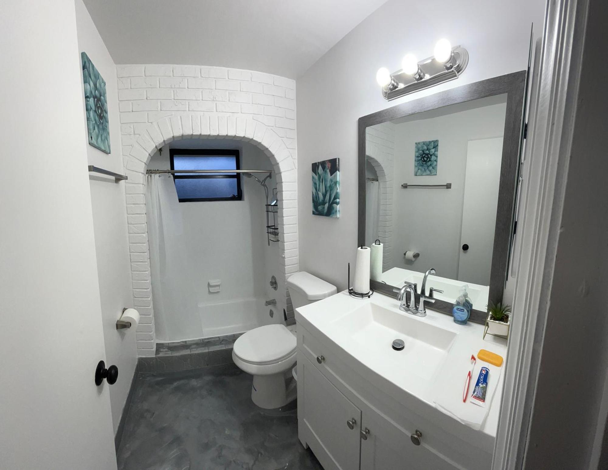 Lakefront Retreat With Pool Mins From And Airport Holiday home *