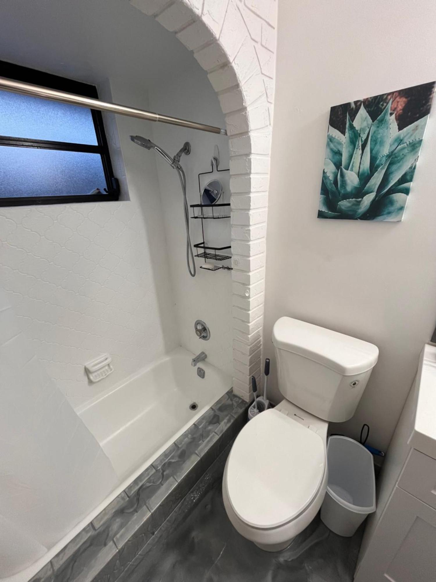Lakefront Retreat With Pool Mins From And Airport