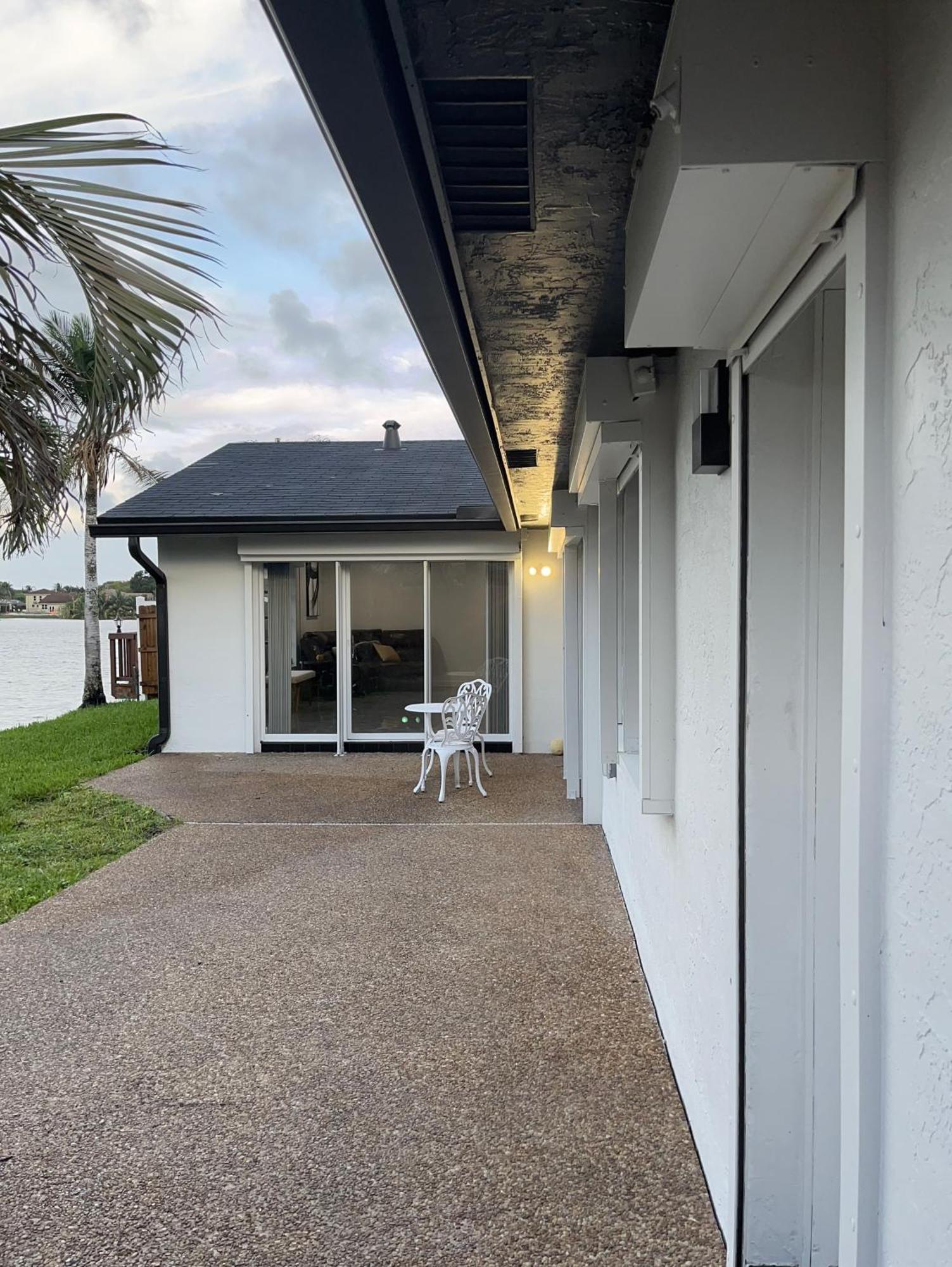 Lakefront Retreat With Pool Mins From And Airport Holiday home