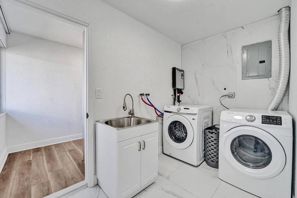 Modern 4br-2ba Family Pool House 5 Mins Lauderdale-by-the-sea & Pompano Beaches Apartment *