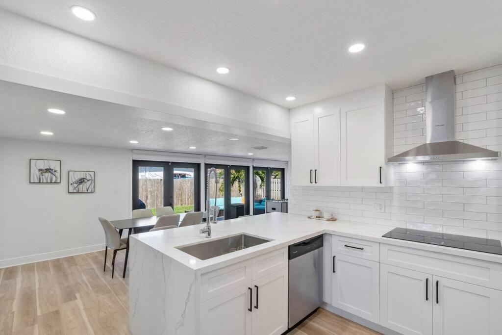 Modern 4br-2ba Family Pool House 5 Mins Lauderdale-by-the-sea & Pompano Beaches Fort Lauderdale