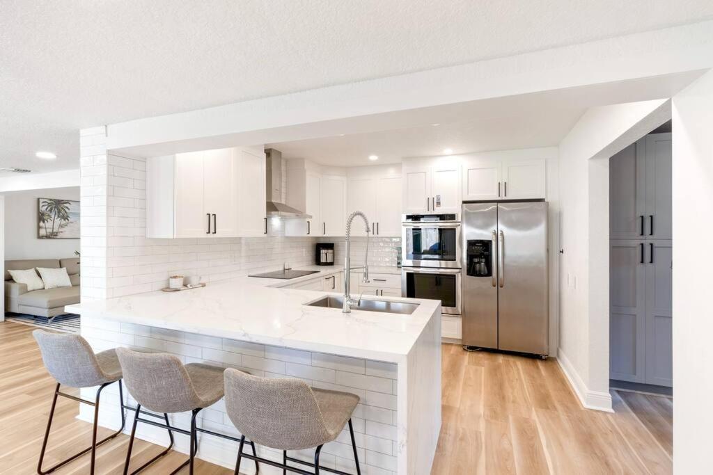 Modern 4br-2ba Family Pool House 5 Mins Lauderdale-by-the-sea & Pompano Beaches