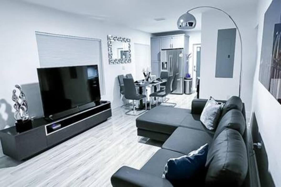 Modern Lux 3br 2ba With Heated Pool Holiday home *