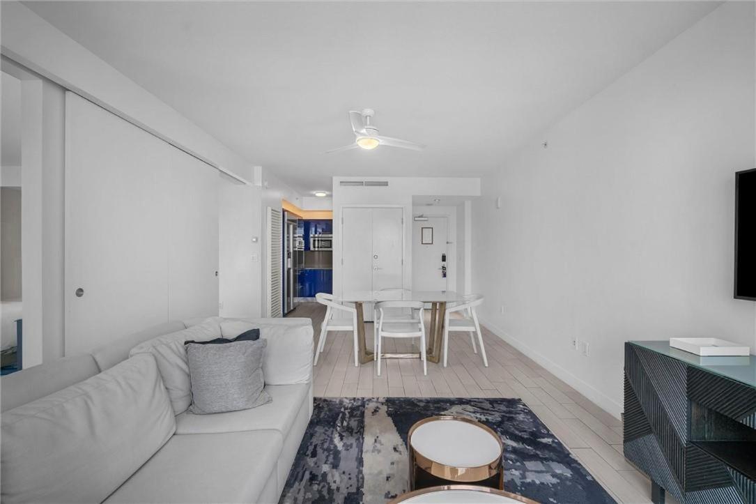Elegant 1br Retreat With 5 Star Amenities And Stunning Views Apartment *