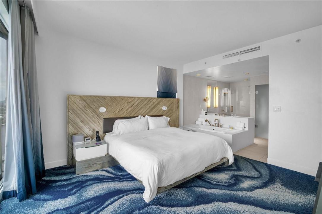 Elegant 1br Retreat With 5 Star Amenities And Stunning Views *