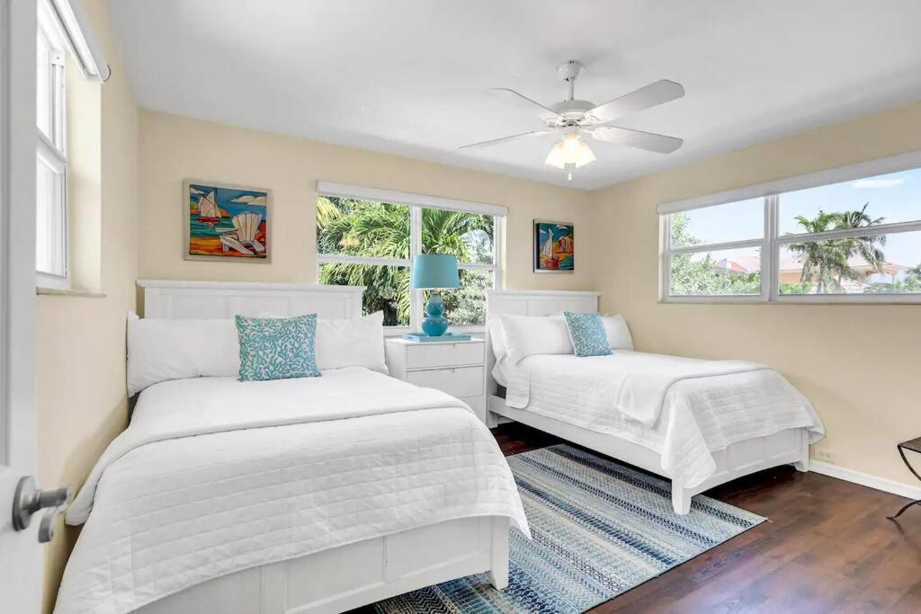 Holiday home Steps To Beach, Pool, Backyard Oasis, Game *