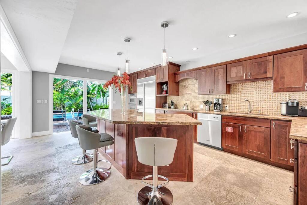 Steps To Beach, Pool, Backyard Oasis, Game Fort Lauderdale