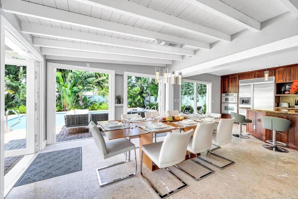 Steps To Beach, Pool, Backyard Oasis, Game Holiday home