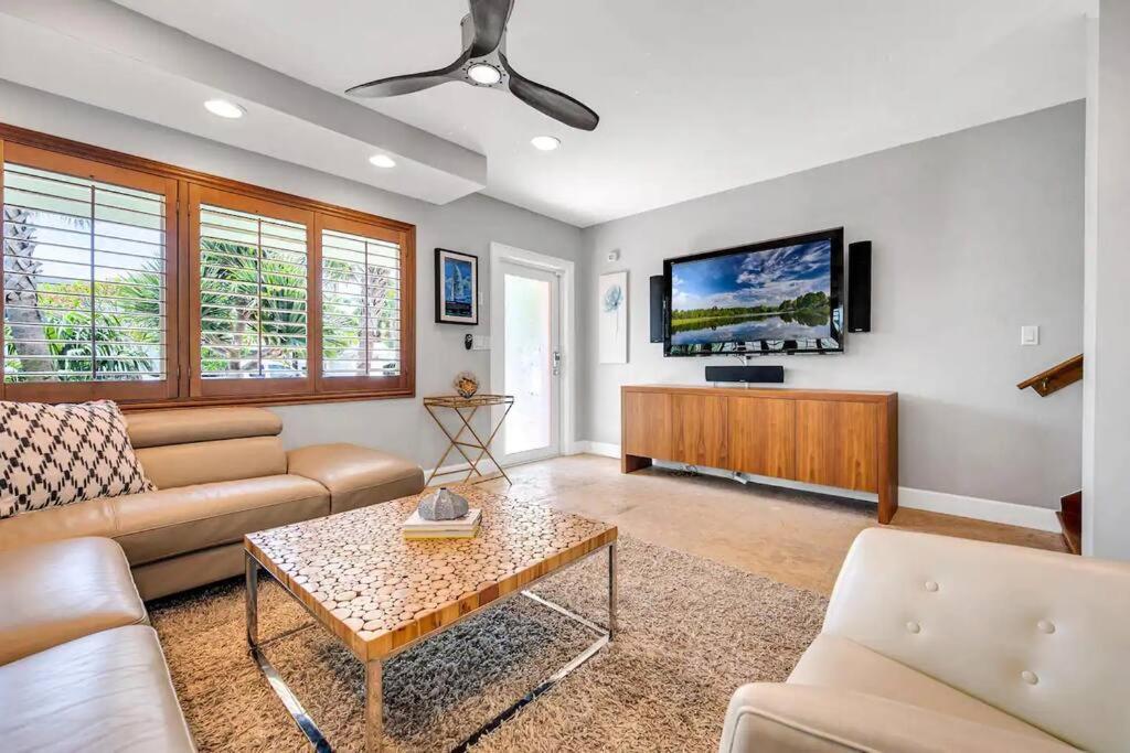 Steps To Beach, Pool, Backyard Oasis, Game Holiday home Fort Lauderdale