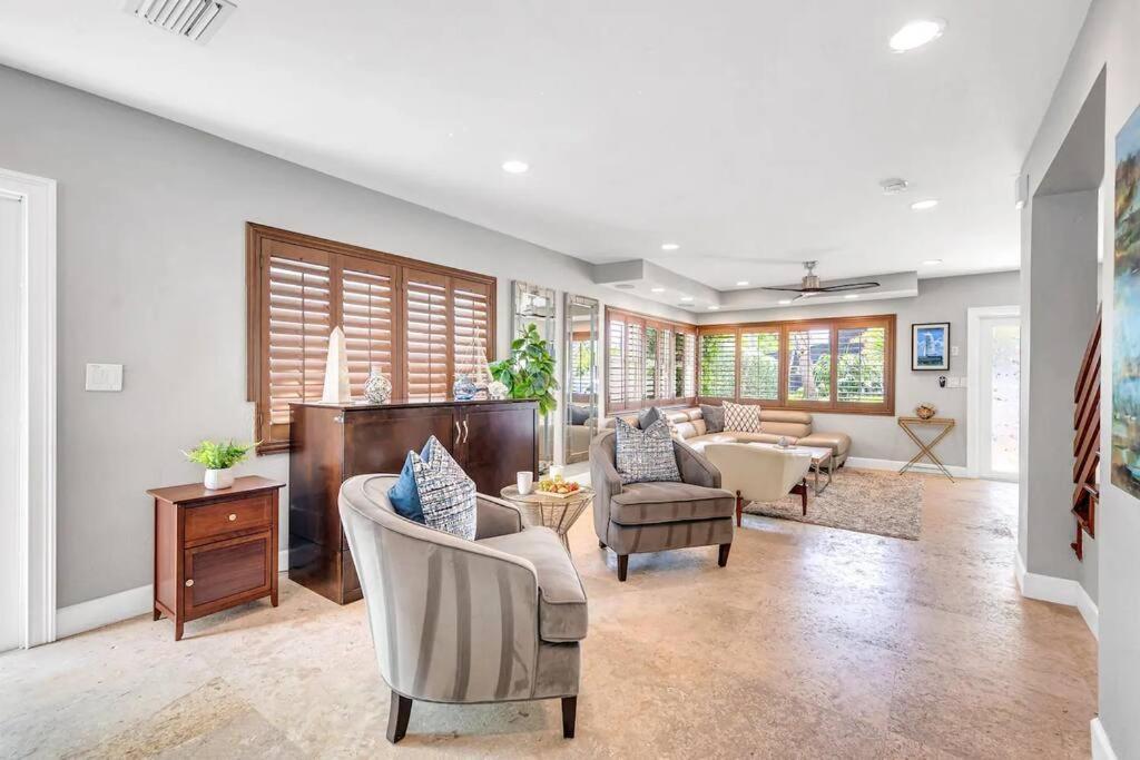 Steps To Beach, Pool, Backyard Oasis, Game Holiday home Fort Lauderdale