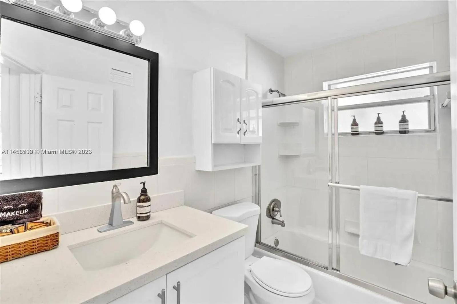 Live A Comfortable At Charming House Apartment *