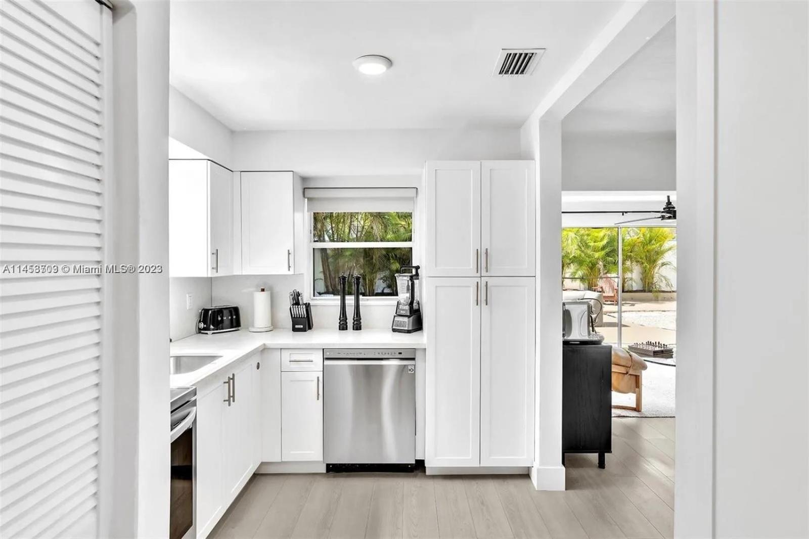 Live A Comfortable At Charming House Apartment