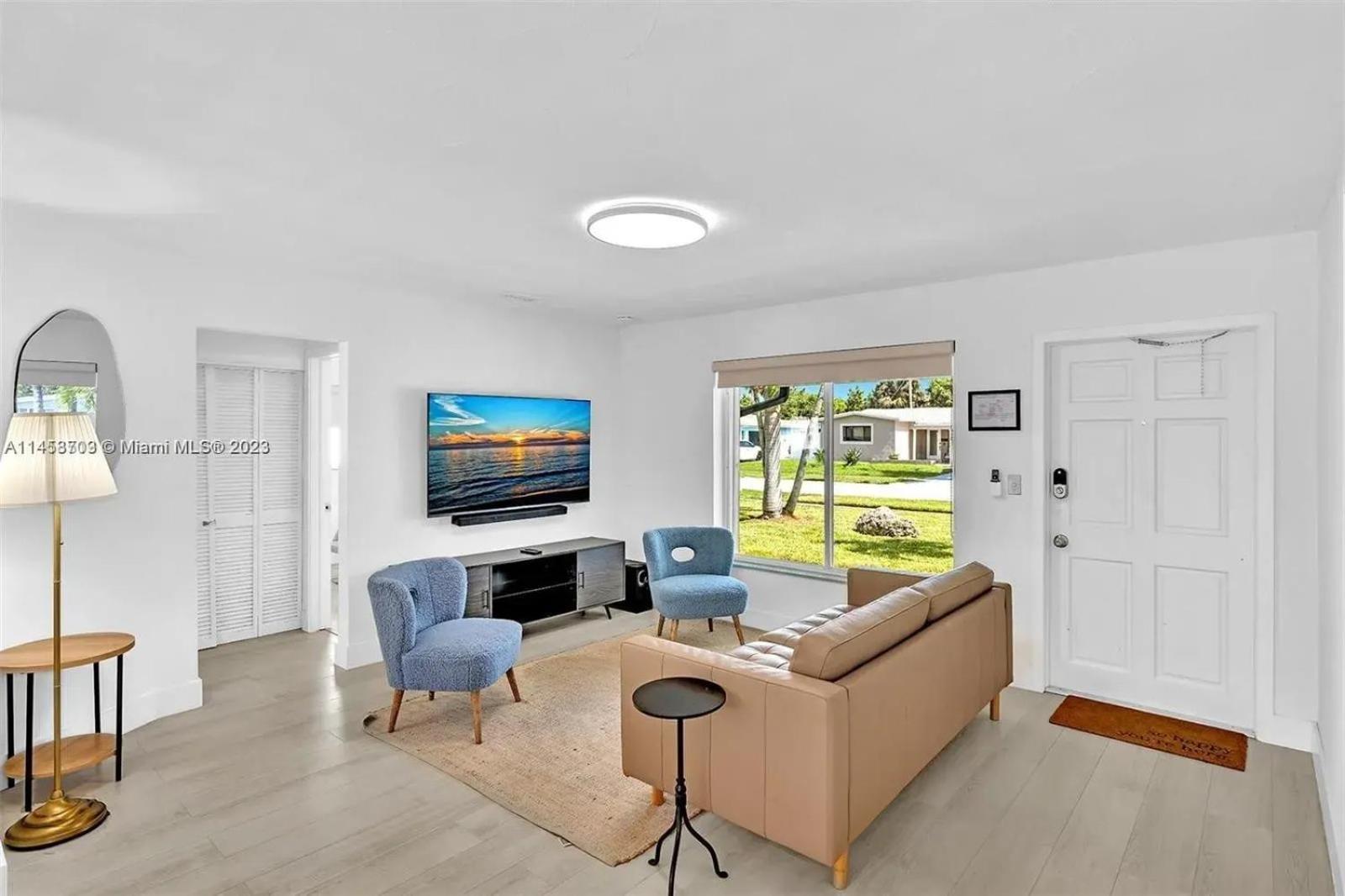 Live A Comfortable At Charming House Apartment
