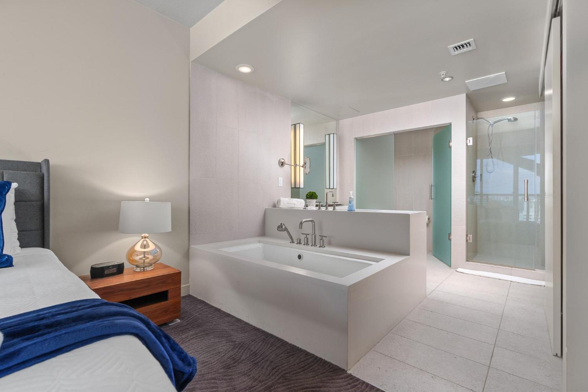 Last Min Deals! 2br W Resort, Birds Eye View Of It All, Professionally Designed * Fort Lauderdale
