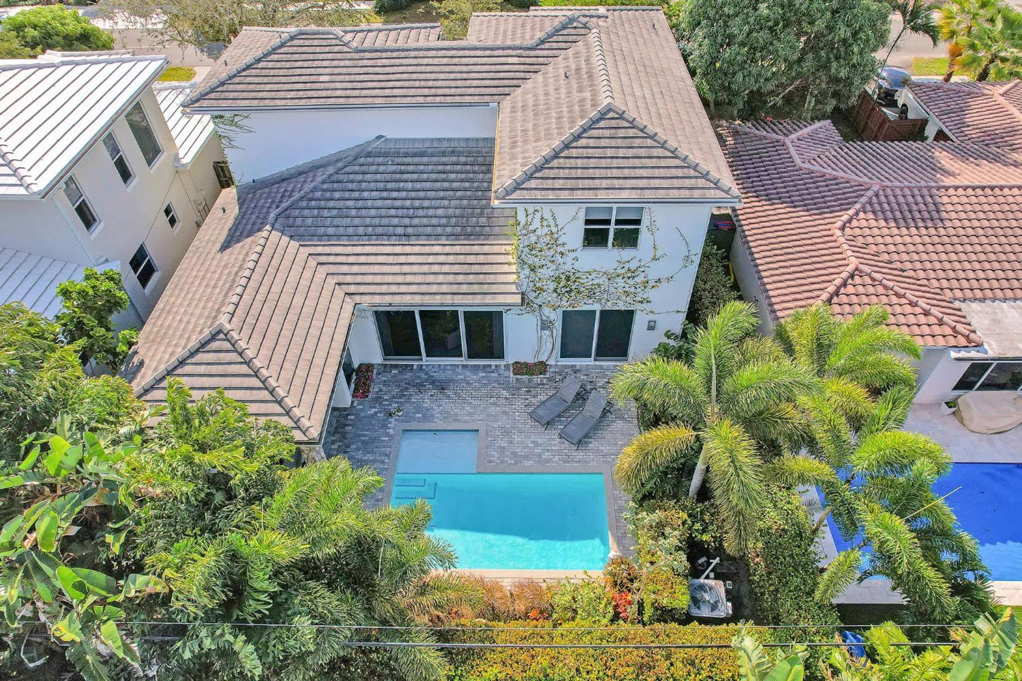 Magnolia-with Heated Pool-by Viac