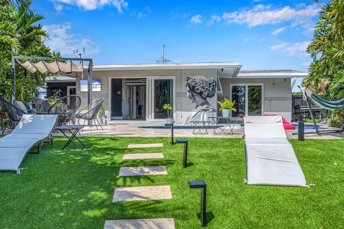 Givenchy Waterfront With Hot Tub & Bbq *