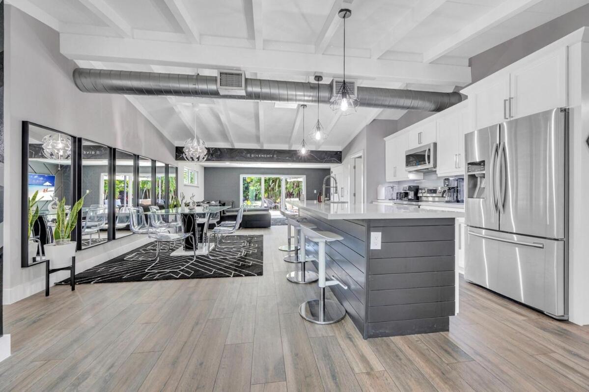 Givenchy Waterfront With Hot Tub & Bbq Villa