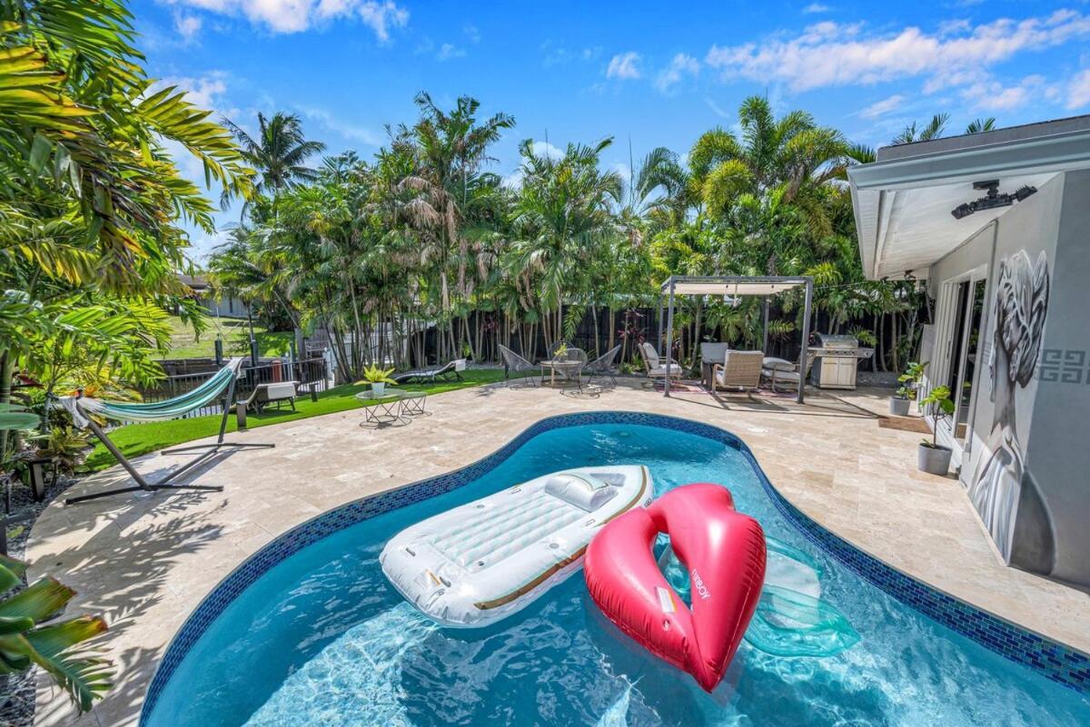 Villa Givenchy Waterfront With Hot Tub & Bbq *