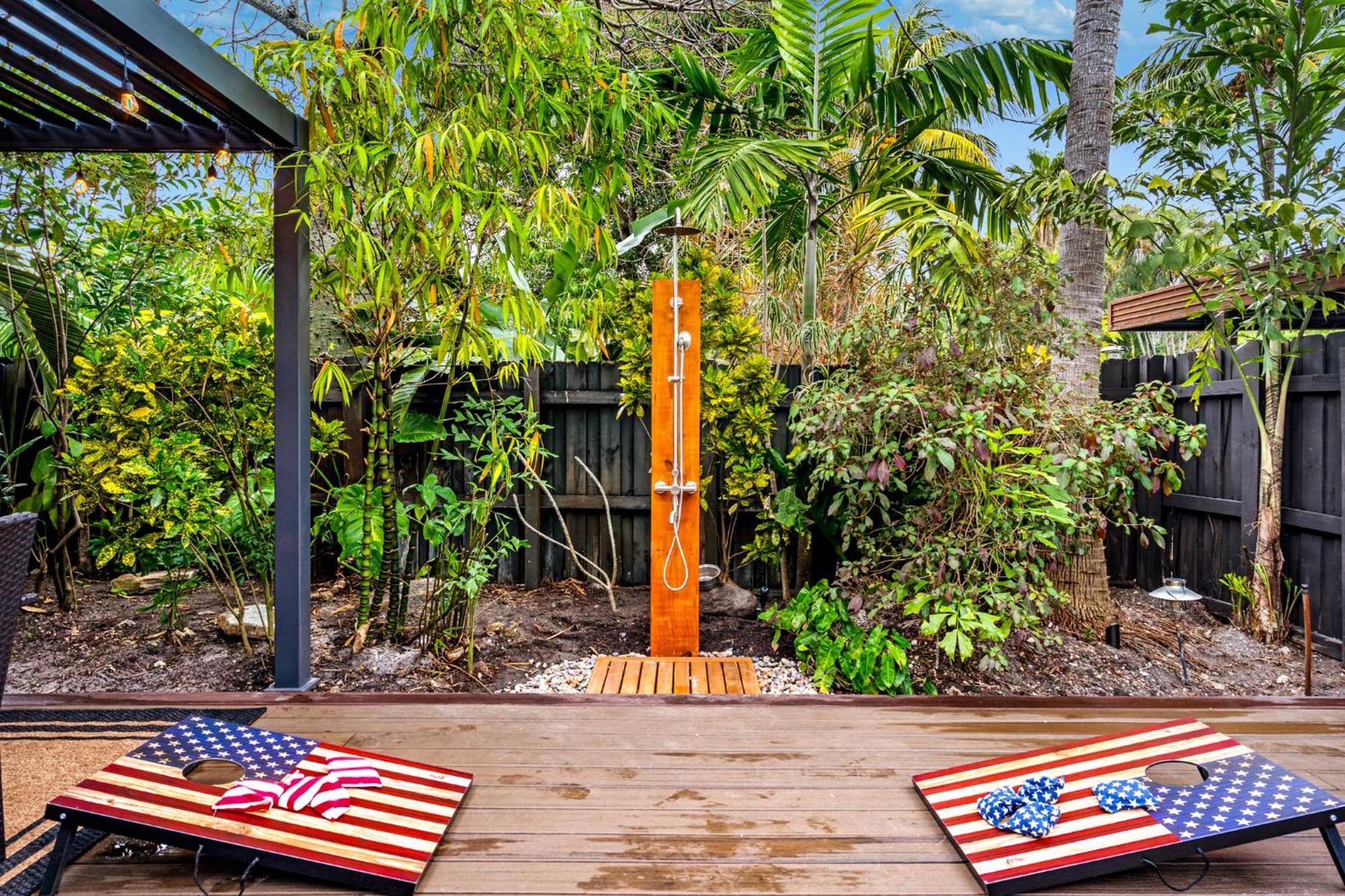 The Peacock Oasis~tropical~heated Pool~fire Pit Holiday home