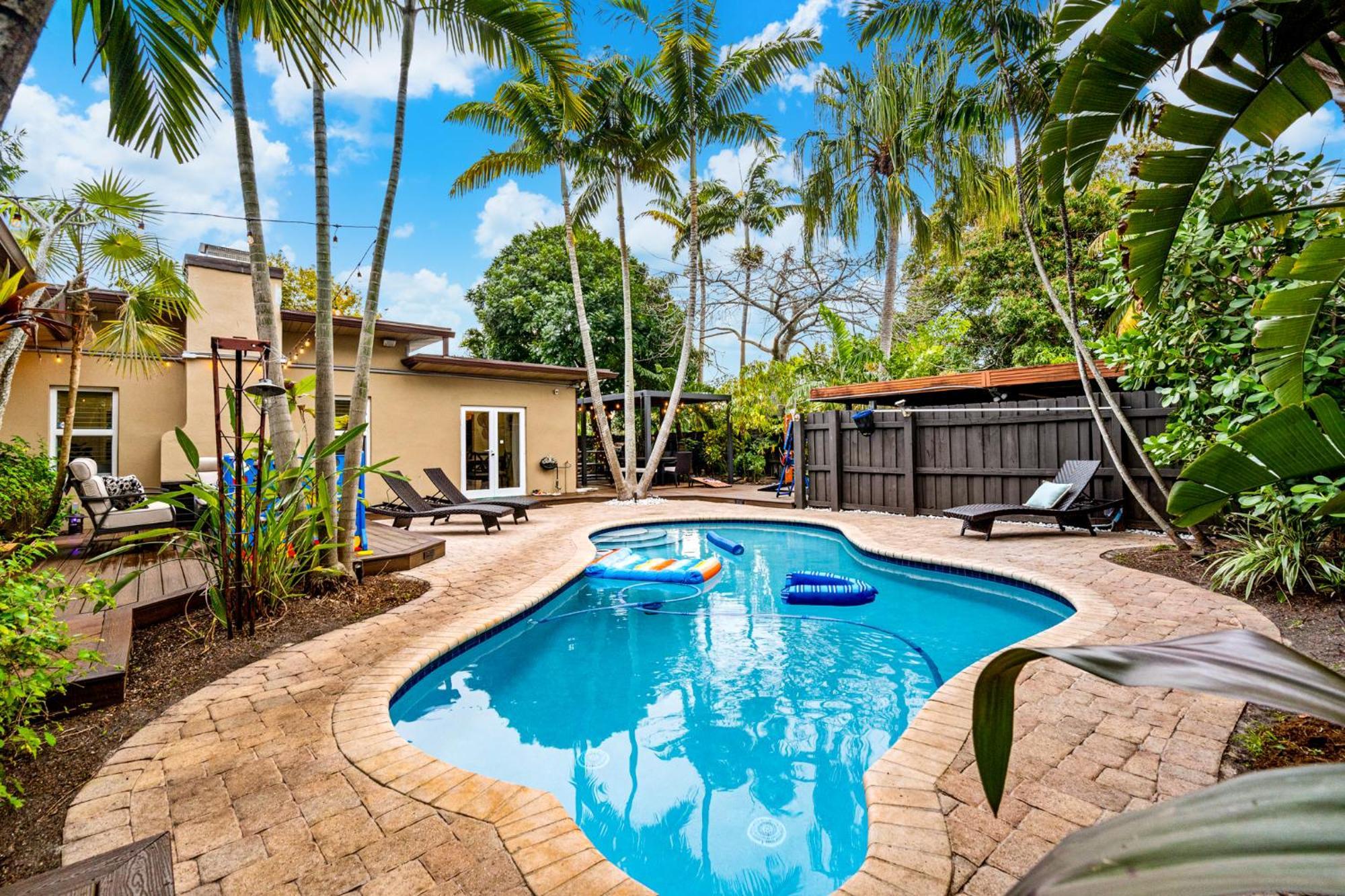 The Peacock Oasis~tropical~heated Pool~fire Pit Holiday home Fort Lauderdale