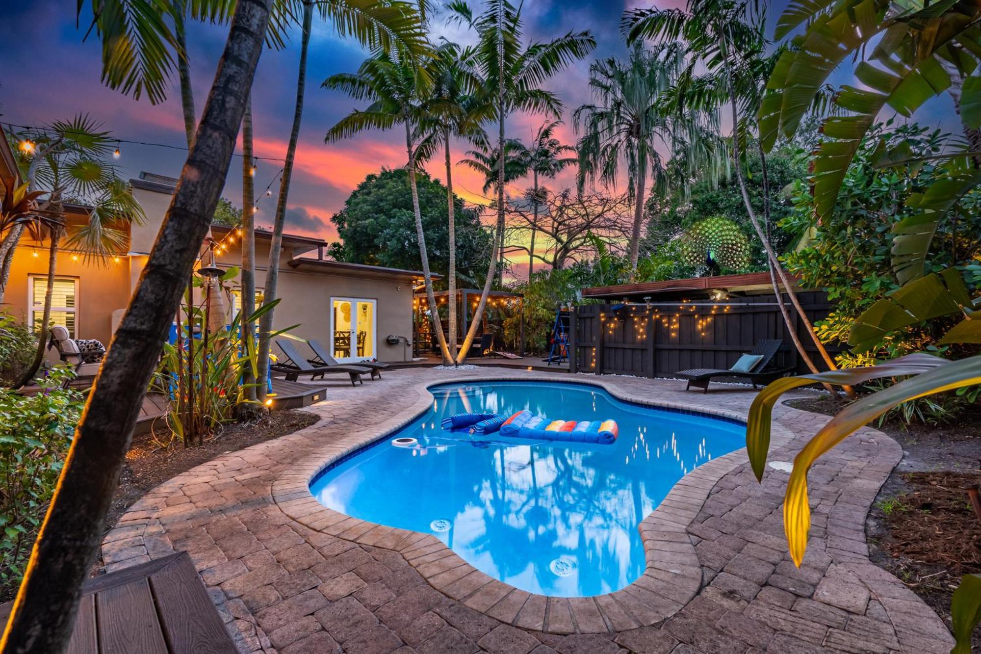 The Peacock Oasis~tropical~heated Pool~fire Pit Holiday home