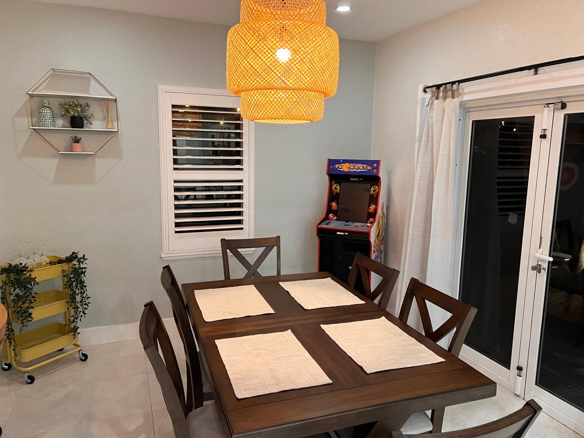 The Peacock Oasis~tropical~heated Pool~fire Pit Holiday home *