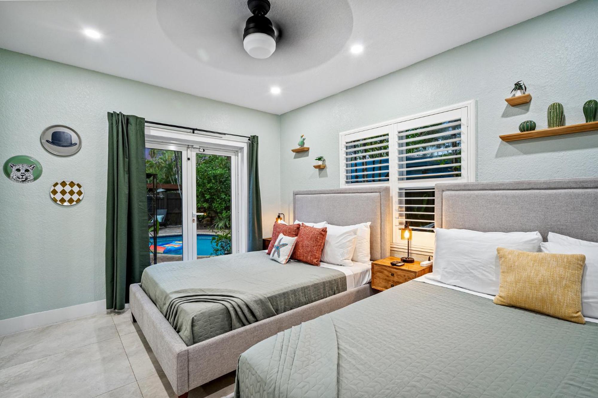 The Peacock Oasis~tropical~heated Pool~fire Pit Holiday home